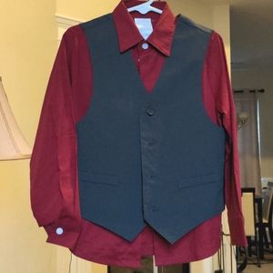 Boys 3 piece formal set. Tie missing. Van Heusen 5T